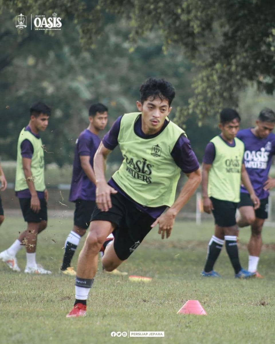 Pemain pinjaman PSM Makassar, Adji Kurniawan, dalam sesi latihan Persijap Jepara pada 4 November 2021. (Instagram.com/persijap_jepara)
