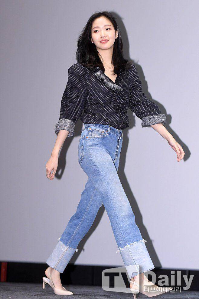 Celana jeans Kim Go Eun (twitter.com/theseoulstory)