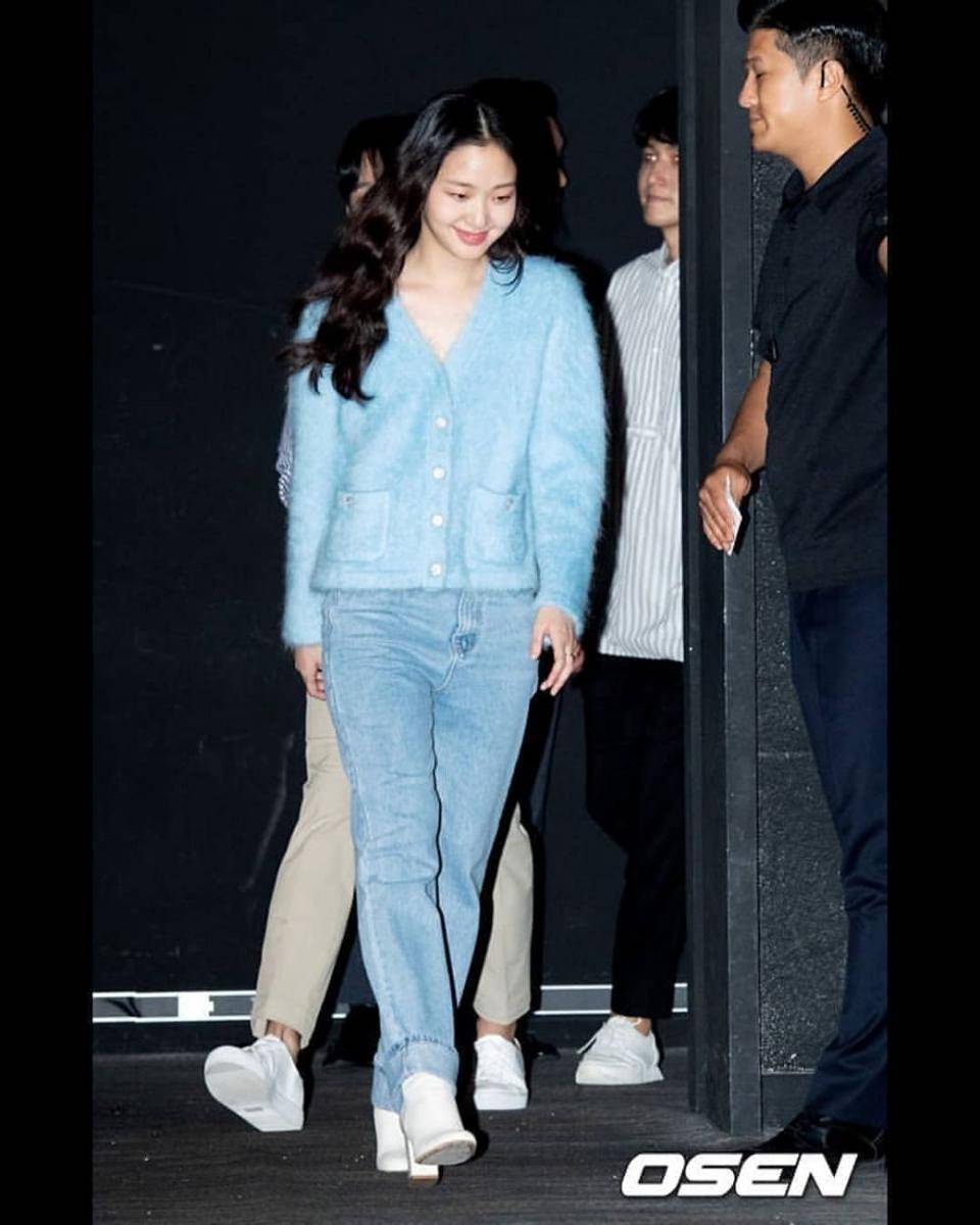 Celana jeans Kim Go Eun (instagram.com/kimgoeun.id)