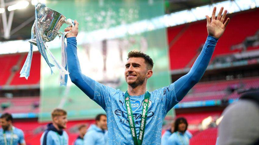 Aymeric Laporte mengangkat trofi Carabao Cup 2020/2021. (sportsmax.tv)
