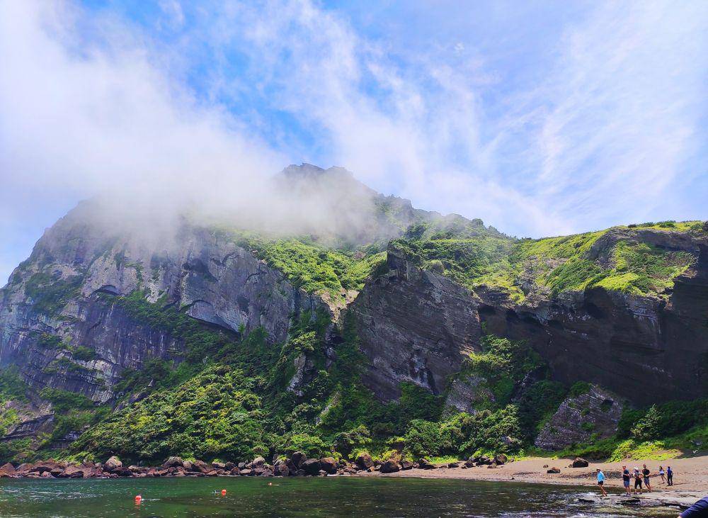 Seongsan Ilchulbong (unsplash.com/@adnan_ami)
