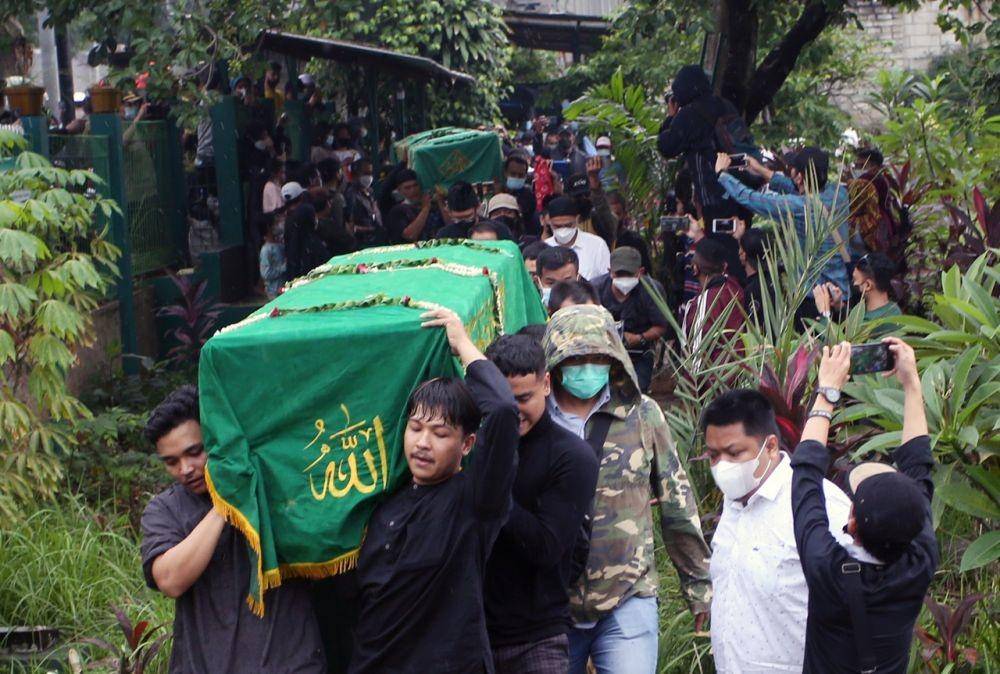 Keluarga dan kerabat mengusung peti jenazah almarhum Vanessa Angel dan suaminya Febri Andriansyah saat pemakaman di TPU Islam Malaka, Pesanggrahan, Jakarta, Jumat (5/11/2021). (ANTARA FOTO/Muhammad Iqbal)