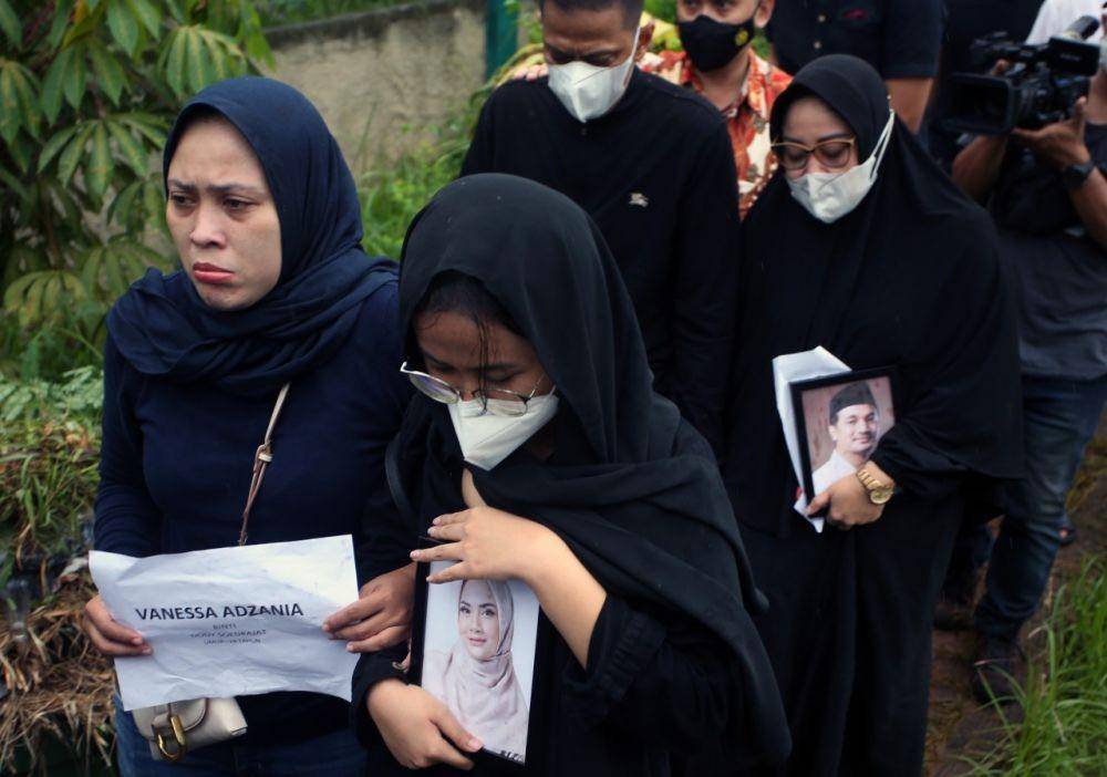 Keluarga dan kerabat membawa foto almarhum Vanessa Angel dan suaminya Febri Andriansyah saat pemakaman di TPU Islam Malaka, Pesanggrahan, Jakarta, Jumat (5/11/2021). (ANTARA FOTO/Muhammad Iqbal)