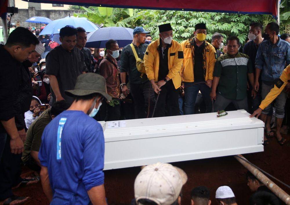 Keluarga dan kerabat bersiap memakamkan jenazah Vanessa Angel dan suaminya Febri Andriansyah usai pemakaman di TPU Islam Malaka, Pesanggrahan, Jakarta, Jumat (5/11/2021). (ANTARA FOTO/Muhammad Iqbal)