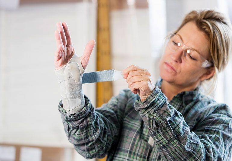 ilustrasi belat pergelangan tangan untuk penanganan carpal tunnel syndrome (health.clevelandclinic.org)