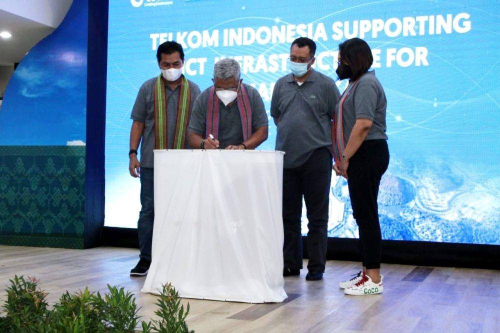 Penandatanganan artefak komitmen kesiapan hasil pembangunan Infrastruktur ICT Mandalika oleh Direktur Network & IT Solution Telkom Herlan Wijanarko (kedua dari kiri) disaksikan Gubernur Nusa Tenggara Barat Zulkieflimansyah (kedua dari kanan), Direktur Pengembangan Bisnis Indonesia Tourism Development Corporation Ema Widiastuti (paling kanan), Executive Vice President Divisi Enterprise Service Telkom Mohammad Salsabil (paling kiri) dalam kegiatan Rehersal Test ICT Infrastructure for Mandalik