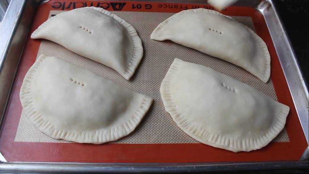 ilustrasi cornish pasty sebelum dipanggang (youtube.com/Food Wishes)