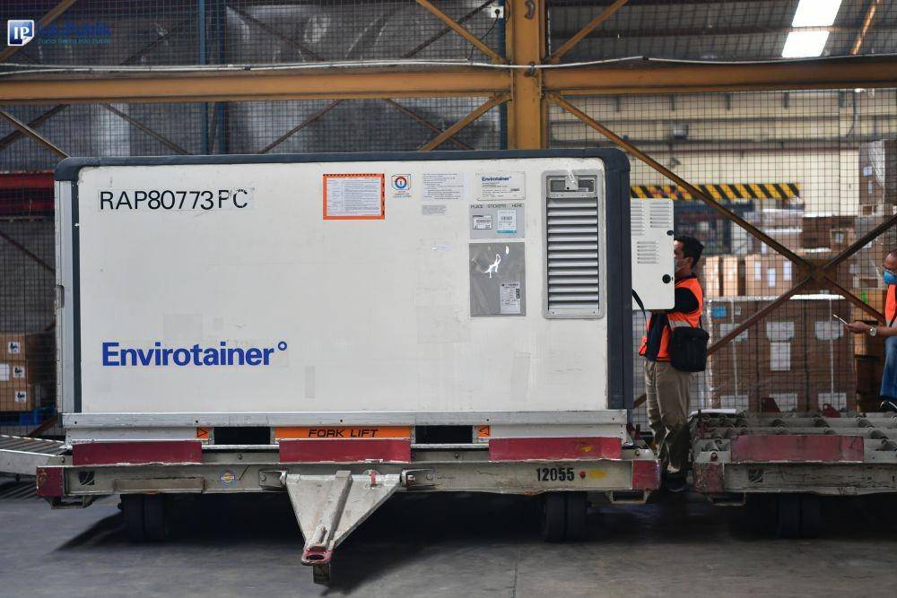 Pemerintah kembali menambah ketersediaan vaksin di Tanah Air dengan mendatangkan 680.100 dosis vaksin AstraZeneca yang mendarat pada Kamis (4/11/2021). (Dok. Kominfo)
