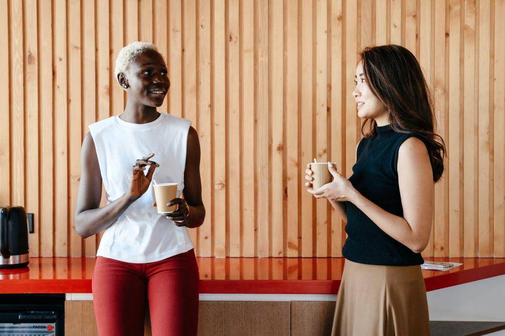 illutrasi wanita memegang segelas minum (pexels.com/Alexander Suhorucov)