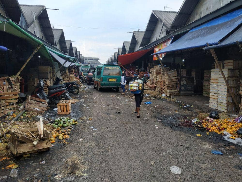 Sepi Pembeli, Pedagang Buah Ramai-ramai Buang Dagangan ke Jalan
