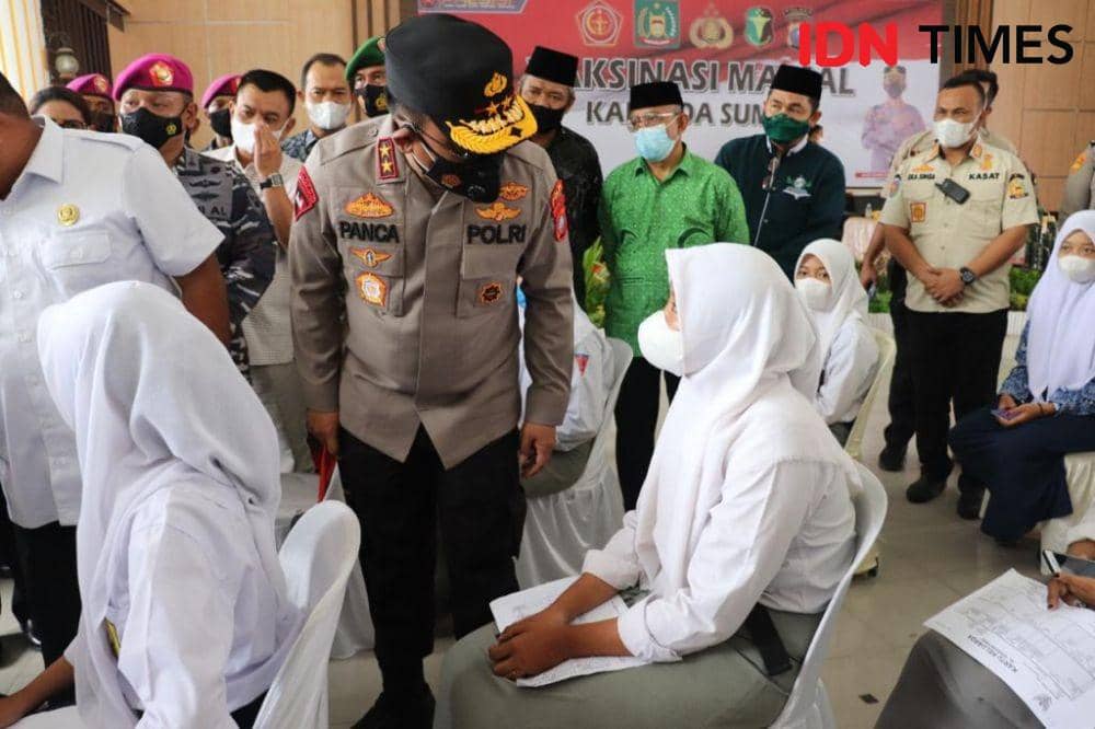 Kapoldasu Irjen Pol RZ Panca Putra, saat meninjau vaksinasi di Kabupaten Langkat (IDN Times/ Bambang Suhandoko)