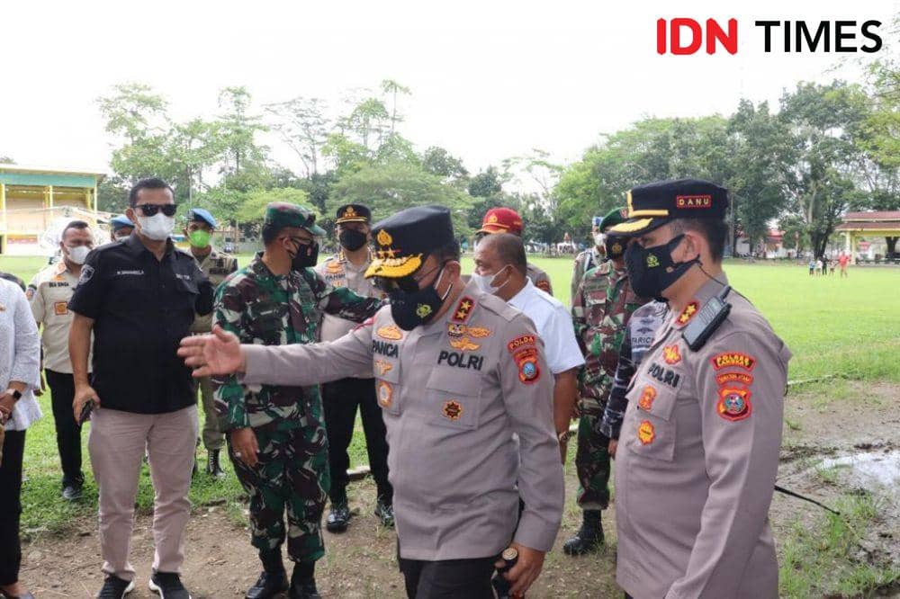 Kapoldasu Irjen Pol RZ Panca Putra, saat meninjau vaksinasi di Kabupaten Langkat (IDN Times/ Bambang Suhandoko)