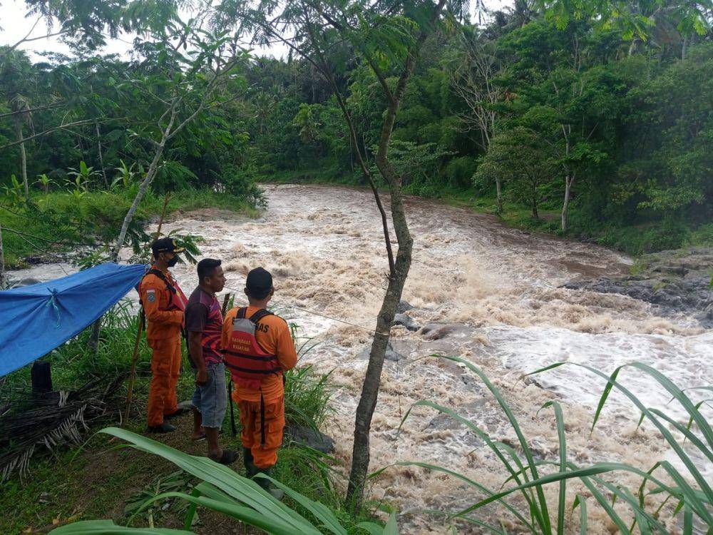 Air sungai Tibu Atas Desa Buwun Sejati meluap/dok. Humas SAR Mataram