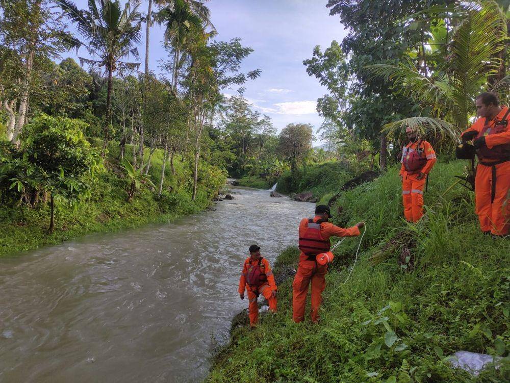 Proses pencarian korban terseret air bah di Tibu Atas Desa Buwun Sejati/dok. SAR Mataram