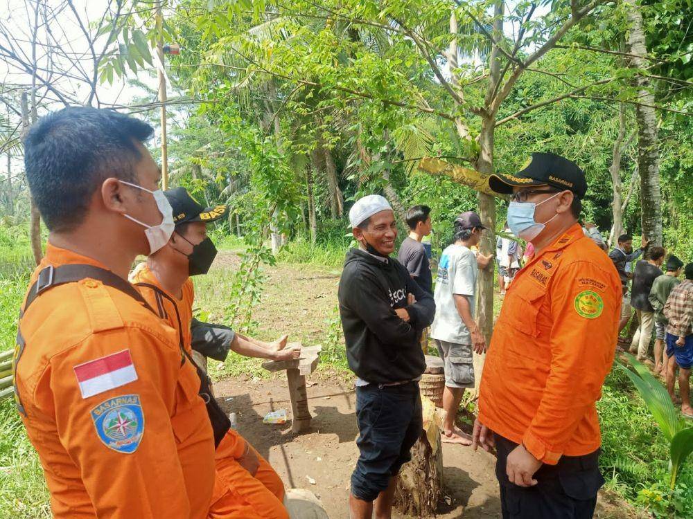 Warga setempat turut melakukan proses pencarian korban/dok. SAR Mataram
