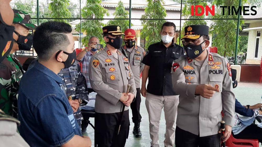 Kapoldasu Irjen Pol RZ Panca Putra, saat meninjau vaksinasi di Kabupaten Langkat (IDN Times/ Bambang Suhandoko)