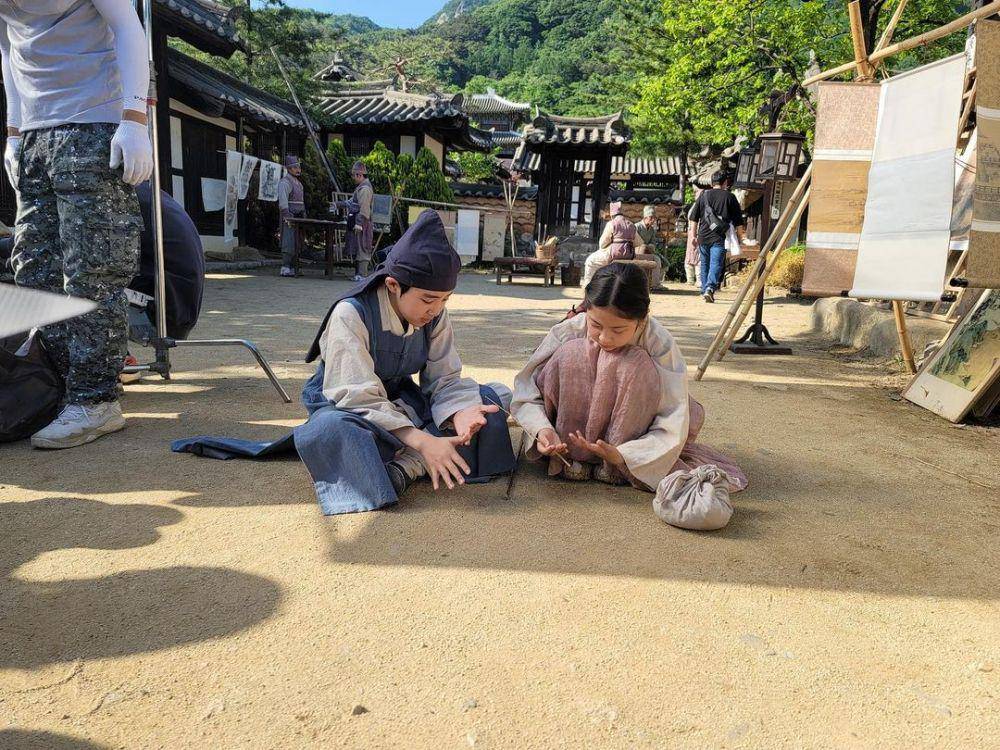 Choi Seung Hoon dan Lee Nam Gyeong di balik layar Lovers of the Red Sky. (instagram.com/2ng_zzang)