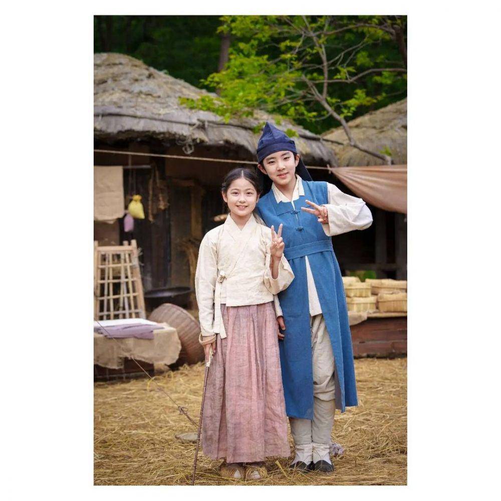 Lee Nam Gyeong dan Choi Seung Hoon di balik layar Lovers of the Red Sky. (instagram.com/huni.lovelove)