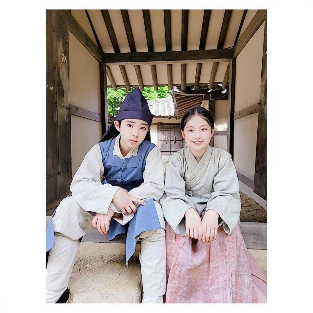 Choi Seung Hoon dan Lee Nam Gyeong di balik layar Lovers of the Red Sky. (instagram.com/huni.lovelove)