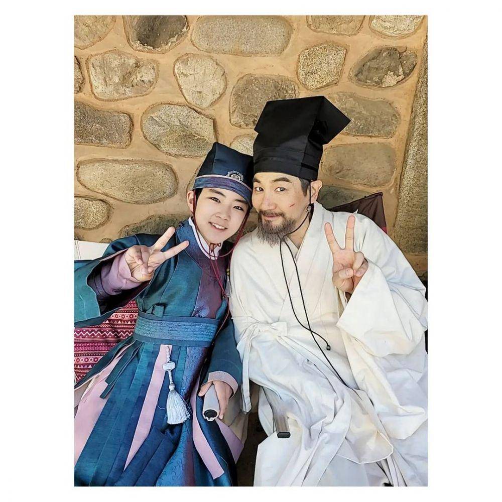 Choi Seung Hoon dan Han Sang Jin di balik layar Lovers of the Red Sky. (instagram.com/huni.lovelove)