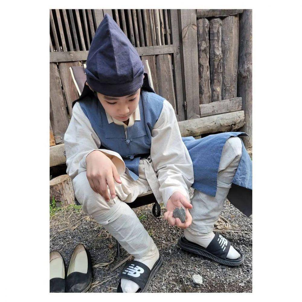 Choi Seung Hoon di balik layar Lovers of the Red Sky. (instagram.com/huni.lovelove)
