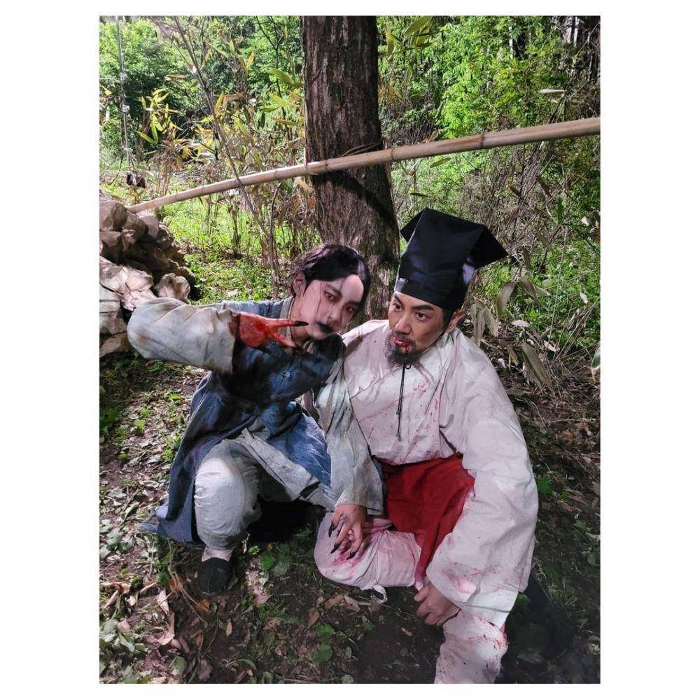 Choi Seung Hoon dan Han Sang Jin di balik layar Lovers of the Red Sky. (instagram.com/huni.lovelove)