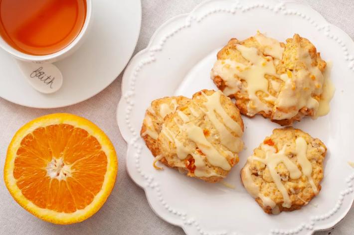 ilustrasi carrot cookies with orange icing (www.thespruceeats.com/Diana Rattray)