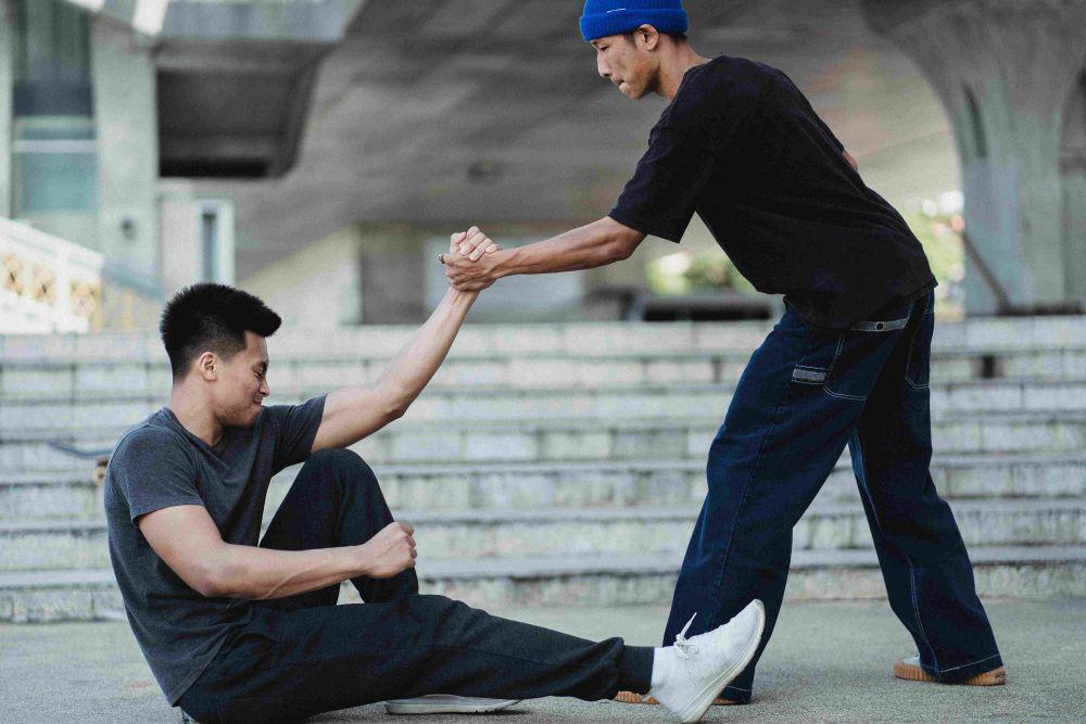 ilustrasi membantu sesama yang sedang kesusahan (pexels.com/Allan Mas)