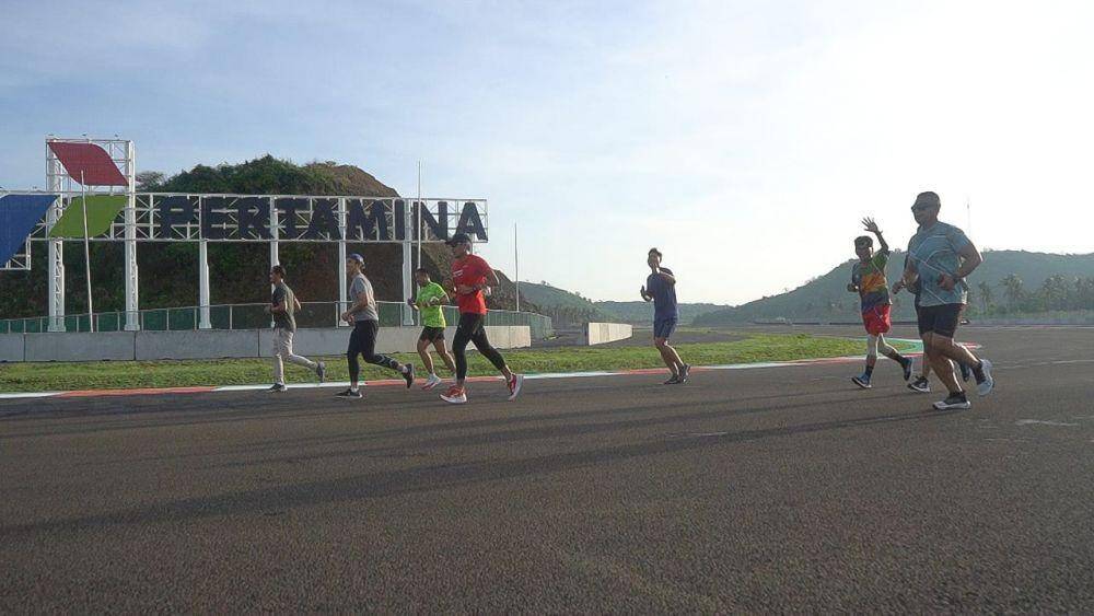 Sandiaga Uno melakukan olahraga lari di Sirkuit Pertamina Mandalika (Dok ITDC)