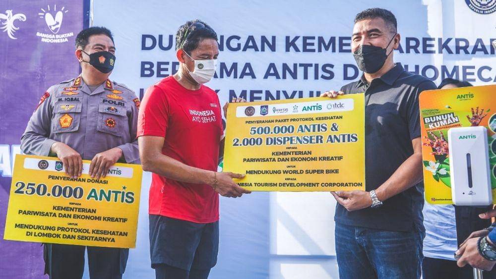 Menparekraf berikan bantuan pralatan prokes dan sertifikat CHSE bagi pelaku pariwisata di lingkar KEK Mandalika (Dok ITDC)
