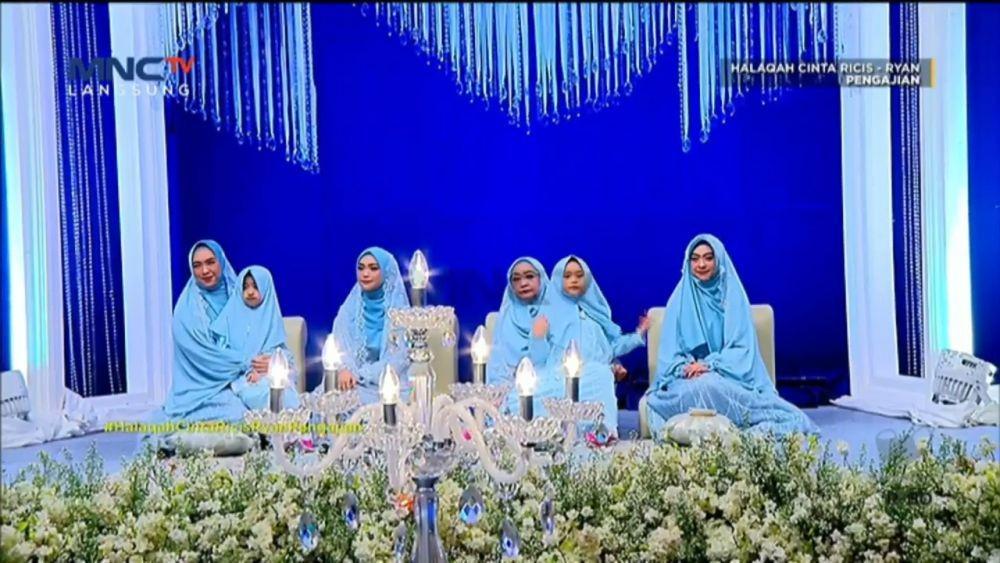 9 Potret Hangatnya Keluarga Ria Ricis di Pengajian, Penuh Tangis Haru