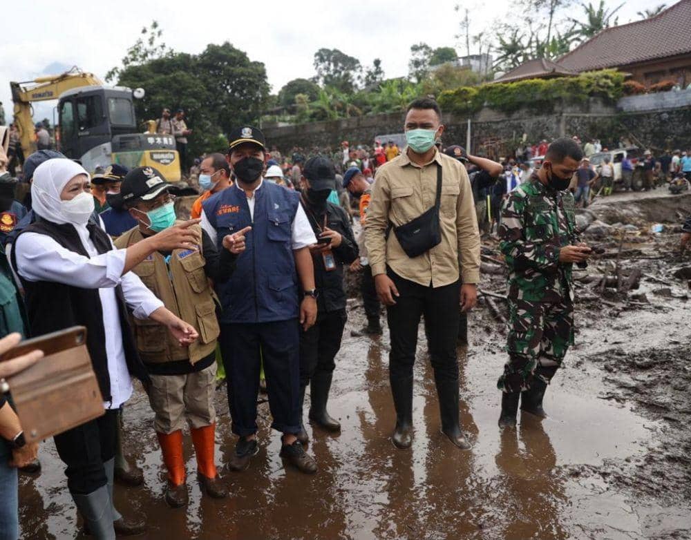 Gubernur Jawa Timur Khofifah Indar Parawansa saat mengecek banjir bandang di kota Batu, Jumat (5/11/2021) pagi.. Dok. Humas Pemprov Jatim.