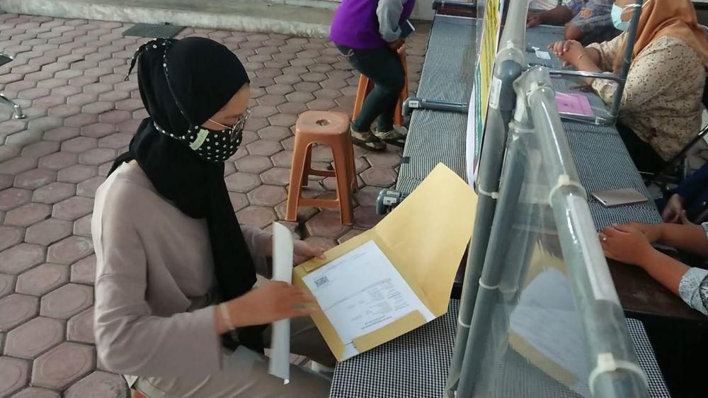 Warga mengurus KTP Elektronik di Dispendukcapil Tulungagung. IDN Times/ Bramanta Pamungkas