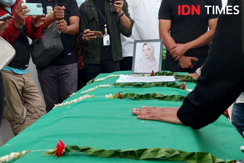 Jenazah Vanessa Angel disalatkan sebelum dimakamkan di Taman Makam Islam Malaka pada Jumat (5/11/2021). (IDN Times/Erfah Nanda)