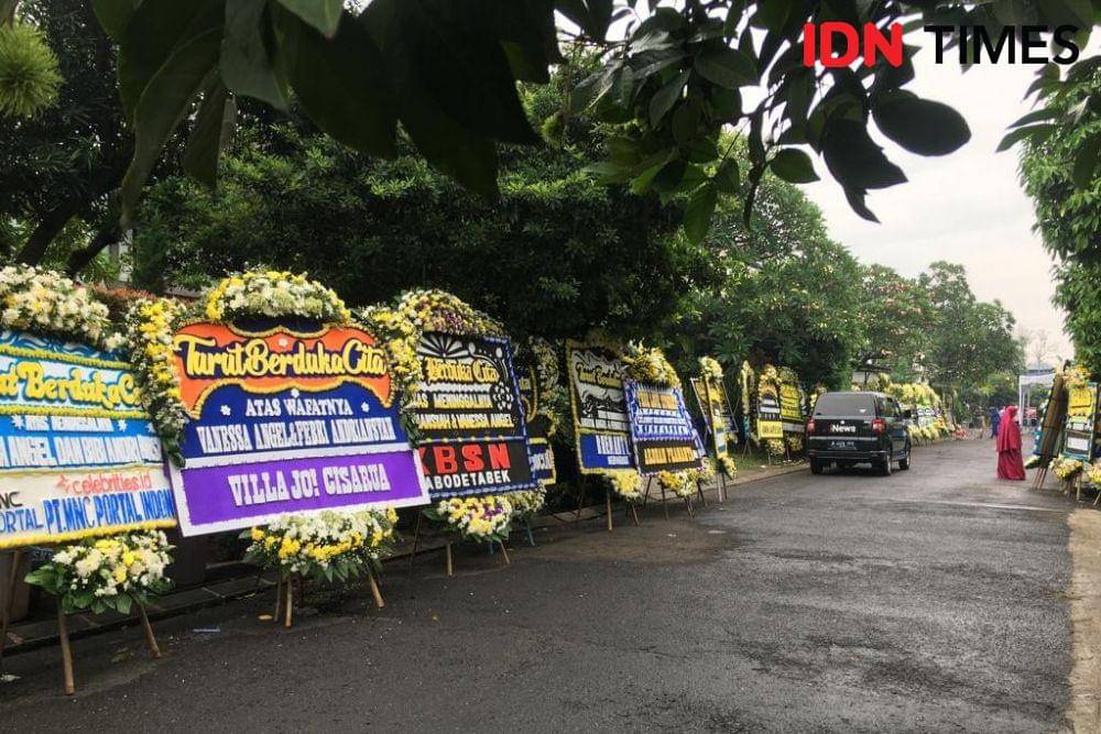 Karangan bunga di kediaman Vanessa Angel, Serengseng, Jakarta Barat (IDN Times/Irfan Fathurohman)
