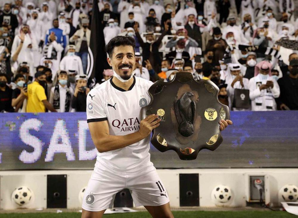 Baghdad Bounedjah mengangkat trofi Qatar Stars League. (instagram.com/baghdad_bounjah)