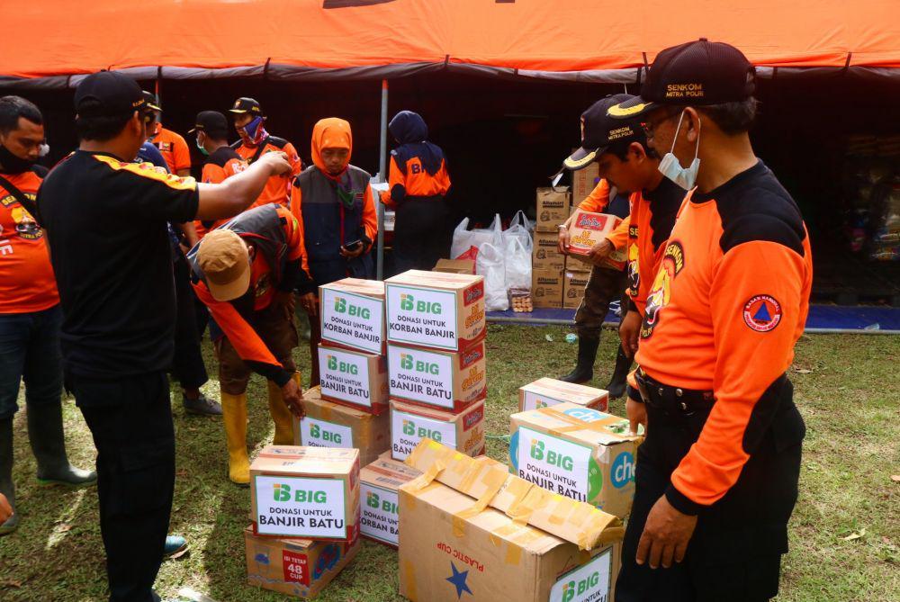 Bantuan terus berdatangan untuk masyarakat terdampak banjir bandang di Kota Batu. IDN Times/Alfi Ramadana