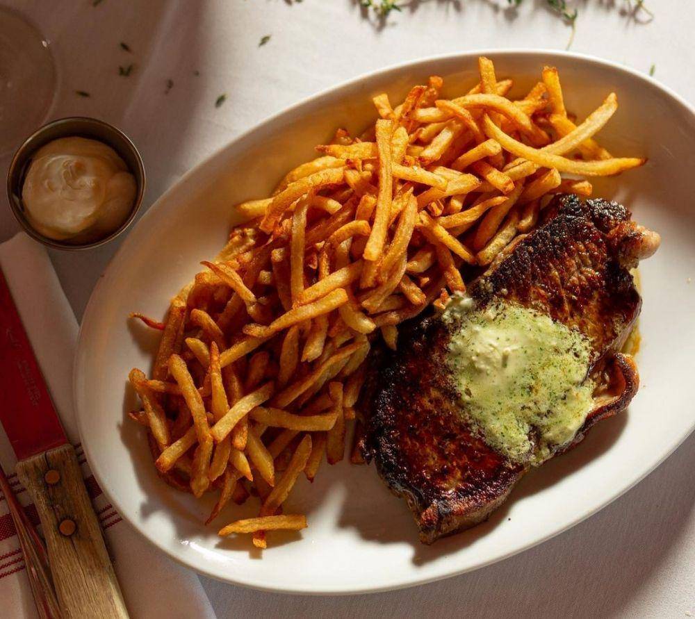 steak frites (instagram.com/vinrougedurham)
