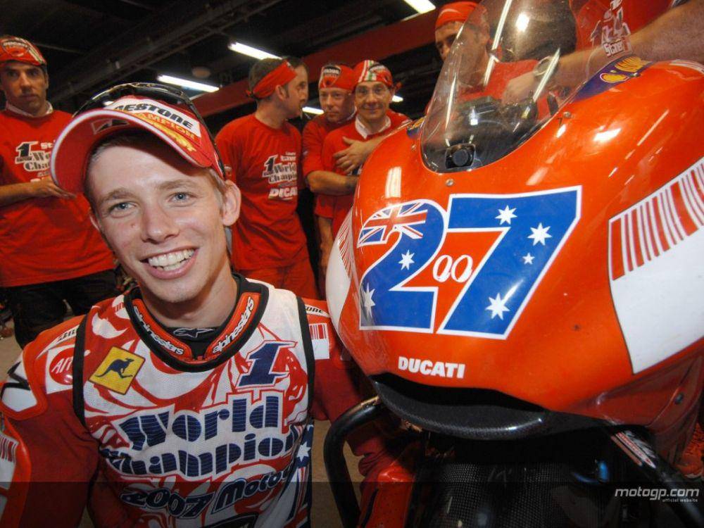 Casey Stoner berpose bersama motornya di MotoGP. (motogp.com)