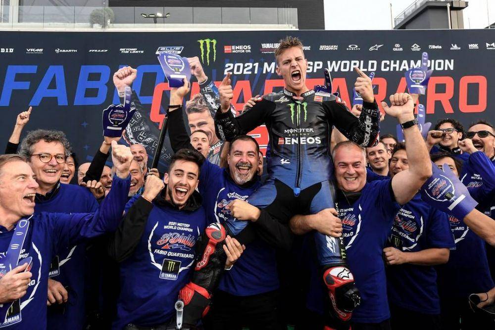 Fabio Quartararo melakukan selebrasi kemenangan MotoGP 2021 bersama tim Yamaha. (instagram.com/yamahamotogp)