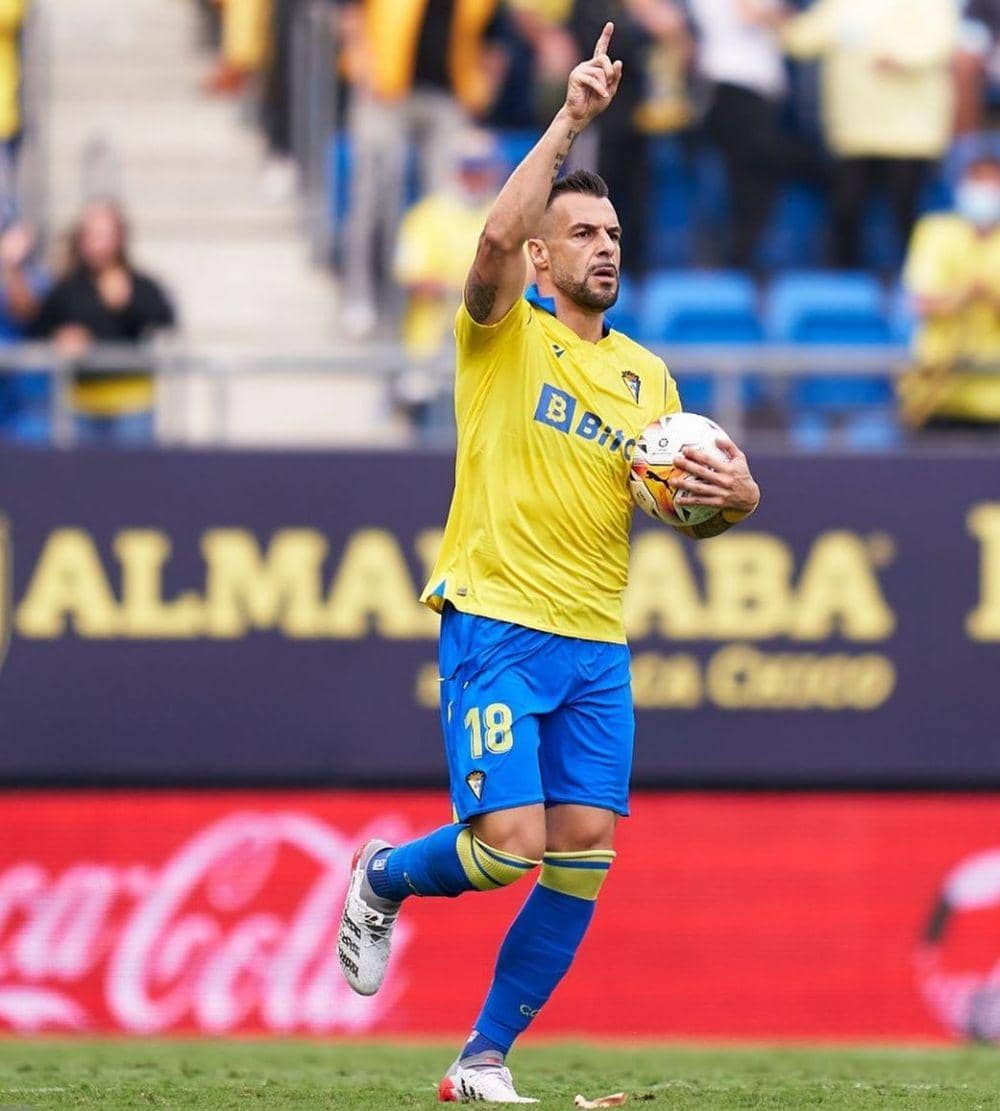 Alvaro Negredo melakukan selebrasi usai mencetak gol. (instagram.com/alvaronegredo9)