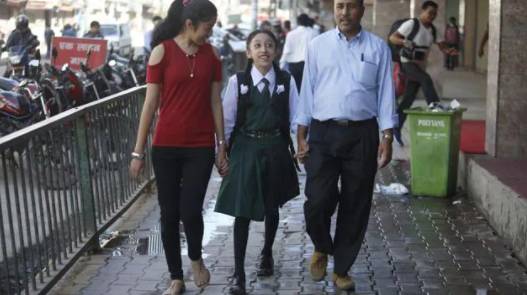 Mantan Kumari sedang pergi ke sekolah diantar keluarganya (hindustantimes.com)