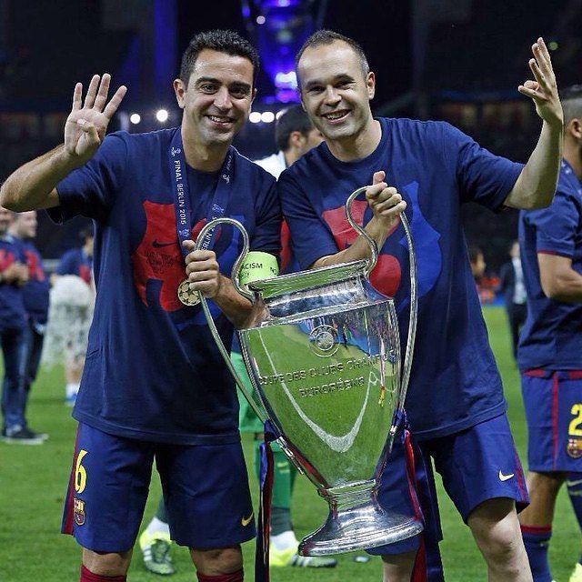 Xavi Hernandez dan Andres Iniesta mengangkat trofi Liga Champions. (instagram.com/xavi)