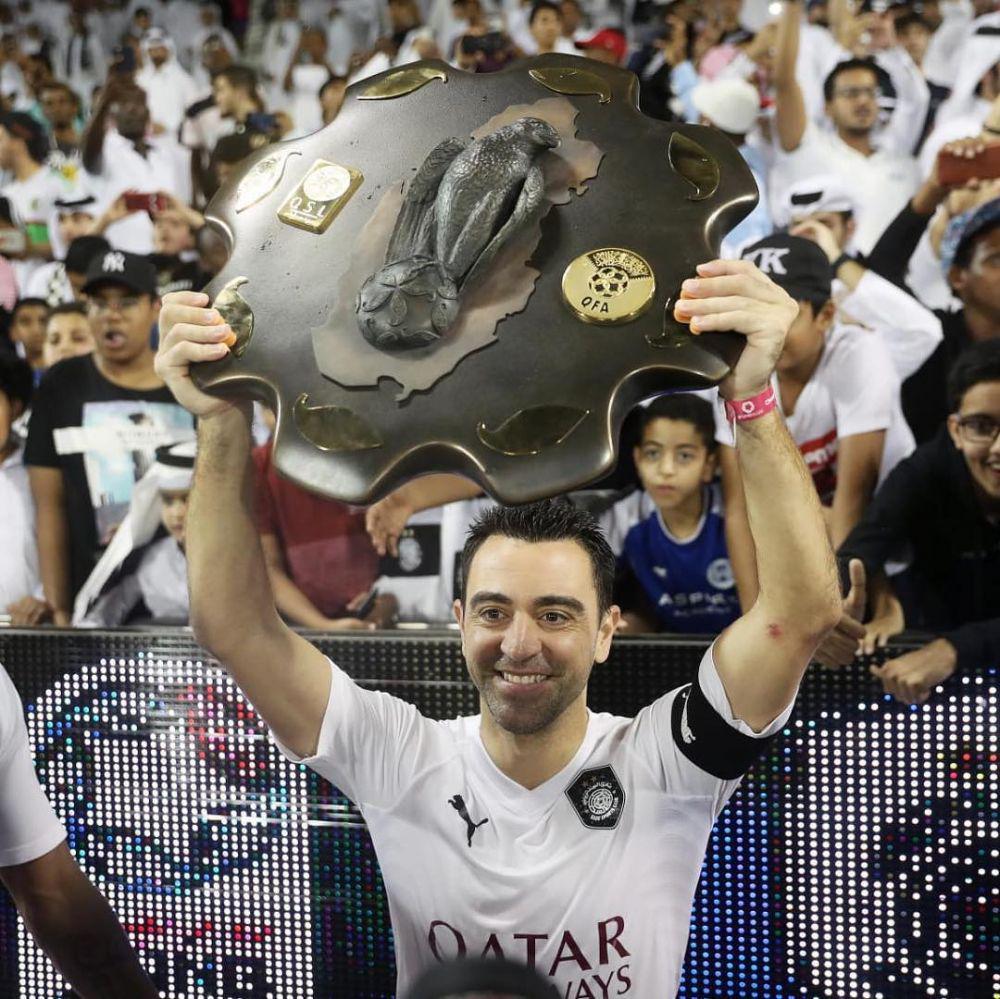 Xavi Hernandez mengangkat trofi Liga Qatar. (instagram.com/xavi)