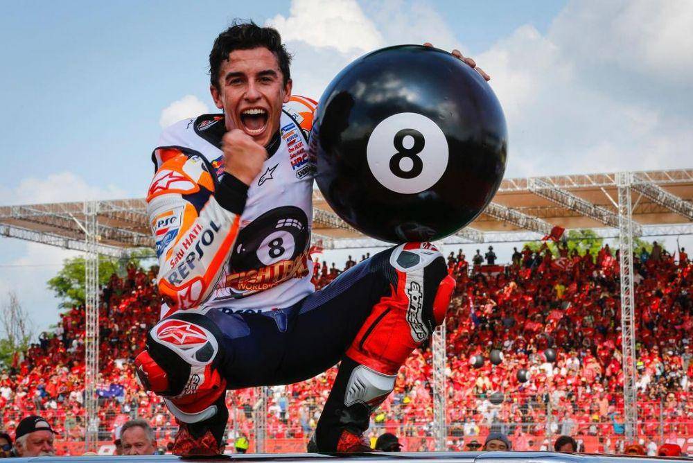 Marc Marquez melakukan selebrasi saat berhasil mengangkat trofi kejuaraan dunia. (instragram.com/marcmarquez93)