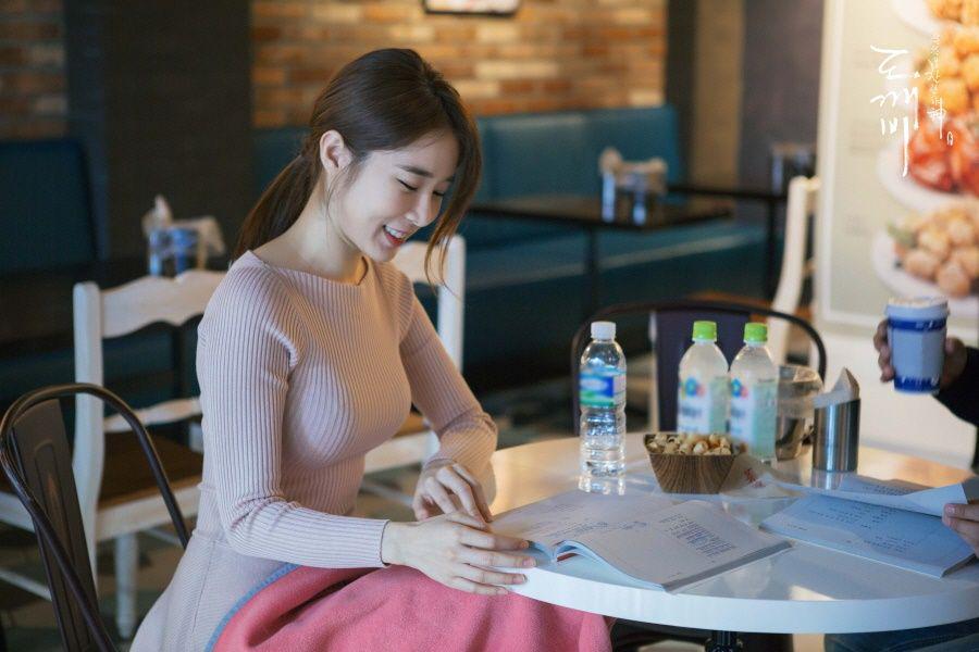 potret Yoo In Na di dalam BBQ Olive Chicken Gangnam (dok. tvN/Goblin)