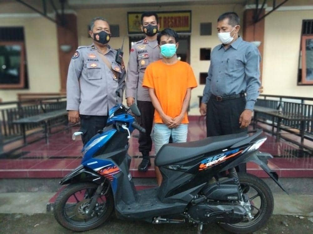 Tersangka beserta barang bukti yang berhasil diamanakan polisi (Dok Polsek Cakranegara)