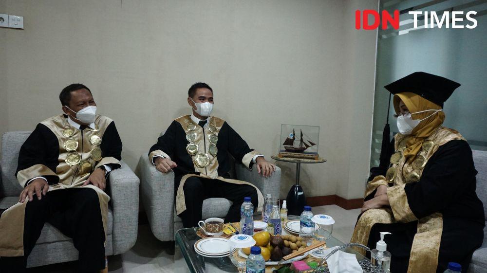 Direktur Polimarin Semarang, Akhmad Nuriyanis didampingi Dirjen Pendidikan Vokasi Kemendikbudristek, Wikan Sakarinto PhD dan Ketua Senat Polimarin Semarang, Sri Tutie Rahayu di sela Sidang Terbuka Senat Polimarin Semarang di sela Wisuda Ke-7 Program Diploma dan Sarjana, Senin (8/11/2021).