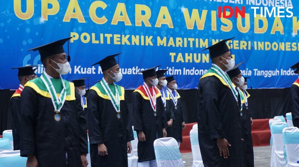 Lulusan Politeknik Maritim Negeri Indonesia (Polimarin) Semarang melaksanakan prosesi wisuda ke-7. (IDN Times/Anggun Puspitoningrum)