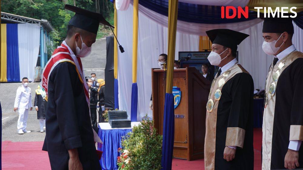 Ilustrasi wisuda S1 (IDN Times/Anggun Puspitoningrum)
